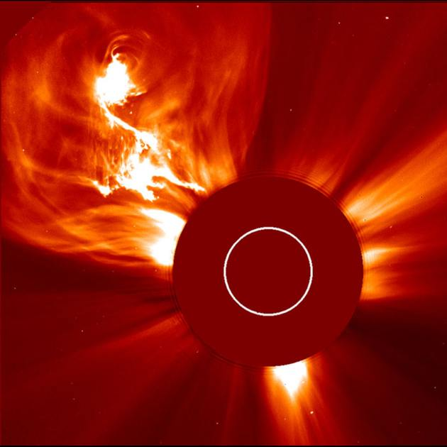 Protubérance solaire géante