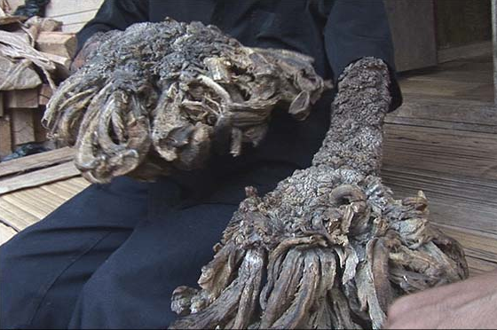 Les mains de Dédé Koswara