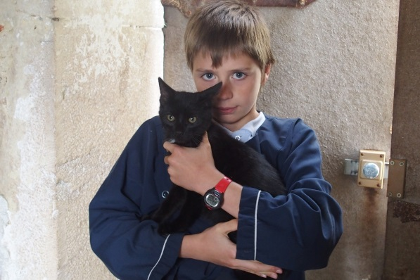 Garçon portant un chat