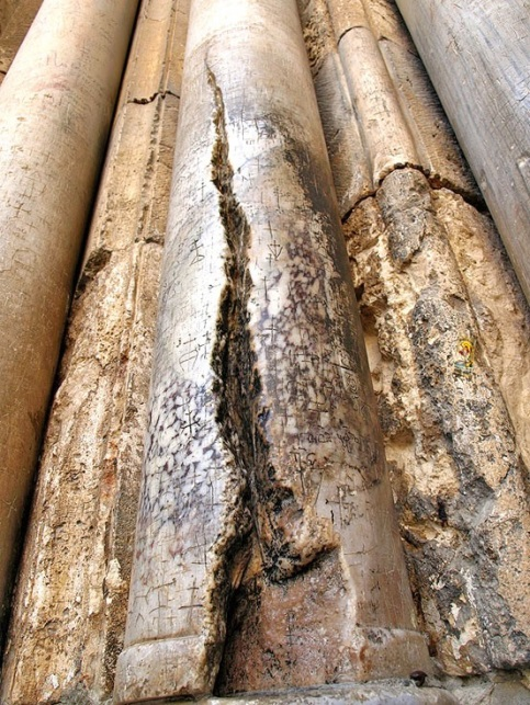 La colonne de marbre fendue, à gauche de l’entrée principale de l’église de la Résurrection.