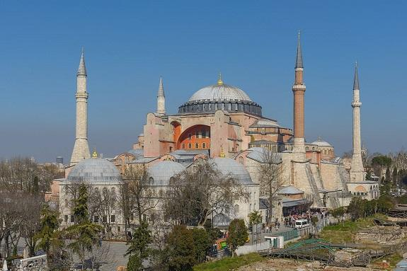 Ancienne cathédrale Sainte-Sophie à Constantinople, aujourd’hui défigurée.