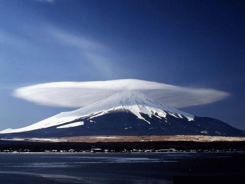 Une nuée coiffant le mont Fuji. La nuée reste stable malgré un vent violent.